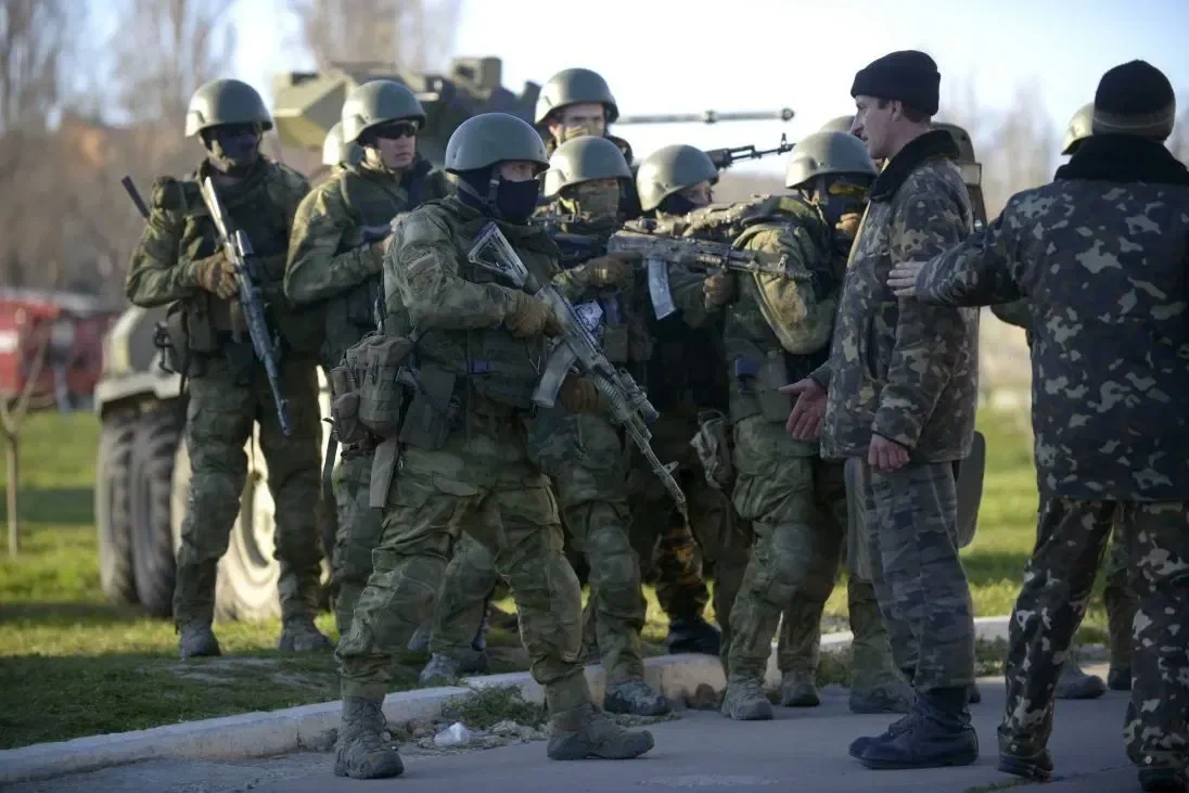 Чемні люди зелені чоловічки. Захоплення аеродрому Бельбек Крим 2014