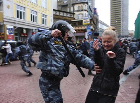 поліцейський РФ б'є дівчину